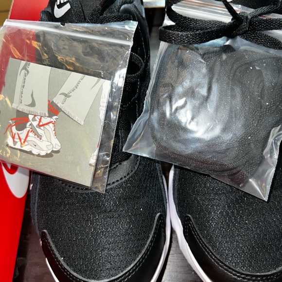 Nike Women's Ryz 365 2 Black and White Athletic Shoes - size 8.5 - Picture 8 of 9